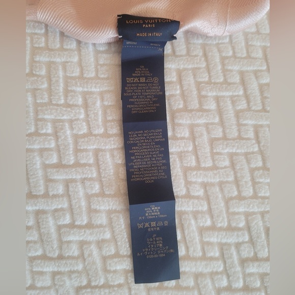 Louis Vuitton Stunning scarf a must have for your wardrobe! - Picture 3 of 3